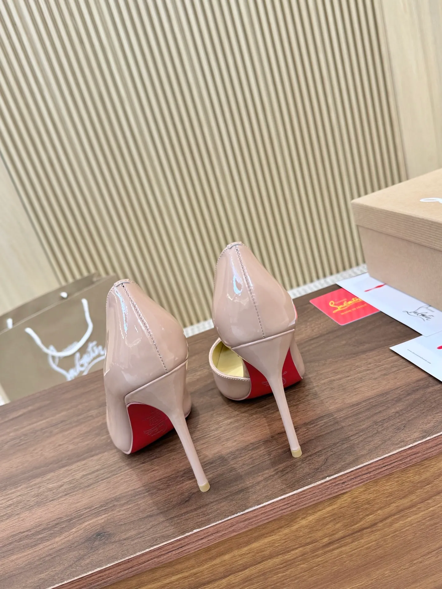 💕💕Factory direct selling price p440💕💕 Genuine leather sole +40 shipped all year round💝Christian Louboutin CL👠 "Imported cow patent leather💎Side hollow series" noble and luxurious, real blingbling👟👟 real materials, all customized by the pattern maker, and the materials are made of original customized materials to achieve the taste of the original 5 color options💍 Upper: Imported 👉cow patent leather💪 Lining: Sheepskin foot pad/lining Size: 34-40.41.42 Heel height: two options: 10.5cm and 8.5cm